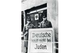 Boykott eines jüdischen Geschäftes durch SA-Männer am 1. April 1933 in Kappeln. © Bildersammlung der Universität Flensburg